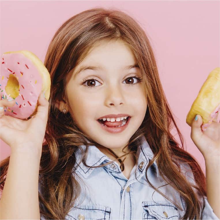 niña con dos donuts