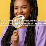 Chica joven feliz con trenzas riendo y piruleta colorida en Academia That's Cool Hospitalet