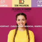 Chica joven con camiseta amarilla y trenzas sonríe. Imagen promocional de That's Cool Academia de Inglés en L'Hospitalet: Cursos Presenciales, Semi Presenciales y Online.