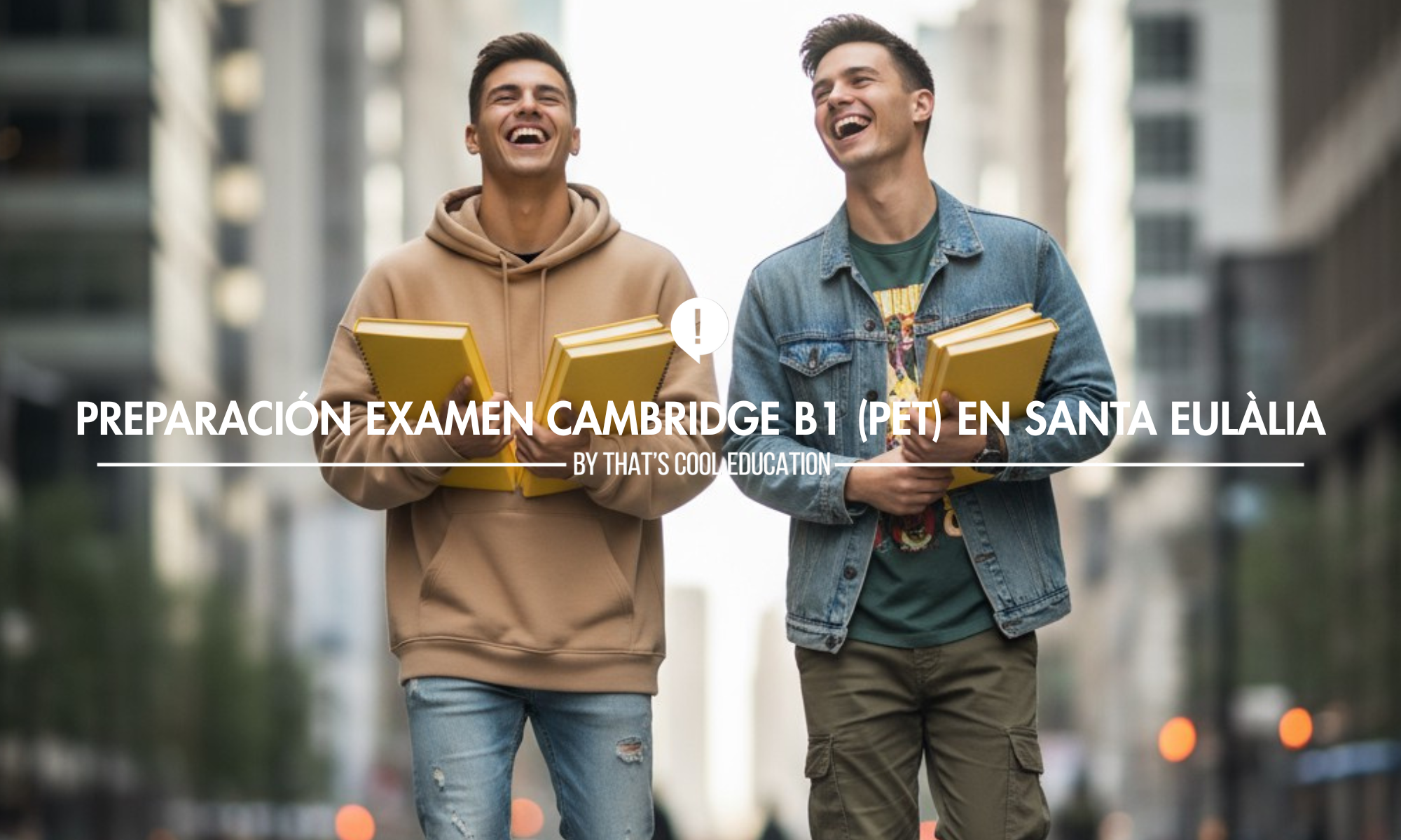 Dos estudiantes universitarios sonrientes con libros de texto, caminando por una ciudad moderna, preparándose para el examen Cambridge B1 en Santa Eulàlia.