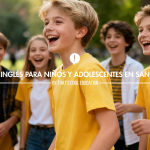 Grupo de niños y adolescentes sonriendo en clases de inglés en Santa Eulàlia, L'Hospitalet.