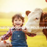 Niño sonriente aprendiendo inglés en una granja con una vaca, un cerdo y una gallina - That's Cool Hospitalet.