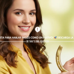 Estudiante de la academia de inglés en Hospitalet That's Cool sosteniendo una herradura dorada para promocionar el ebook de vocabulario para desear suerte en inglés.